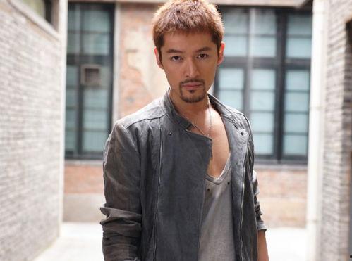 娱乐吃瓜爆料男星追富婆,男星倾心追逐，娱乐圈新瓜爆出